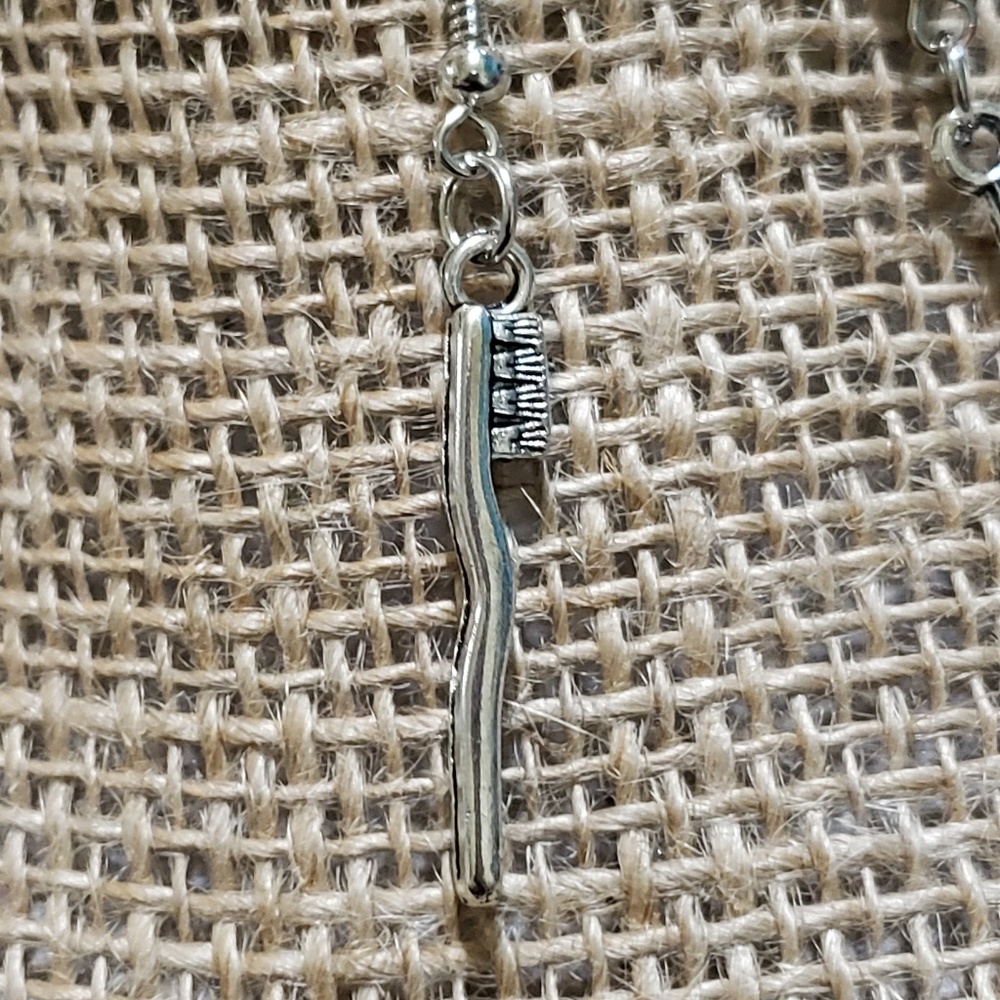 Toothbrush and toothpaste earrings - Picture 3 of 3